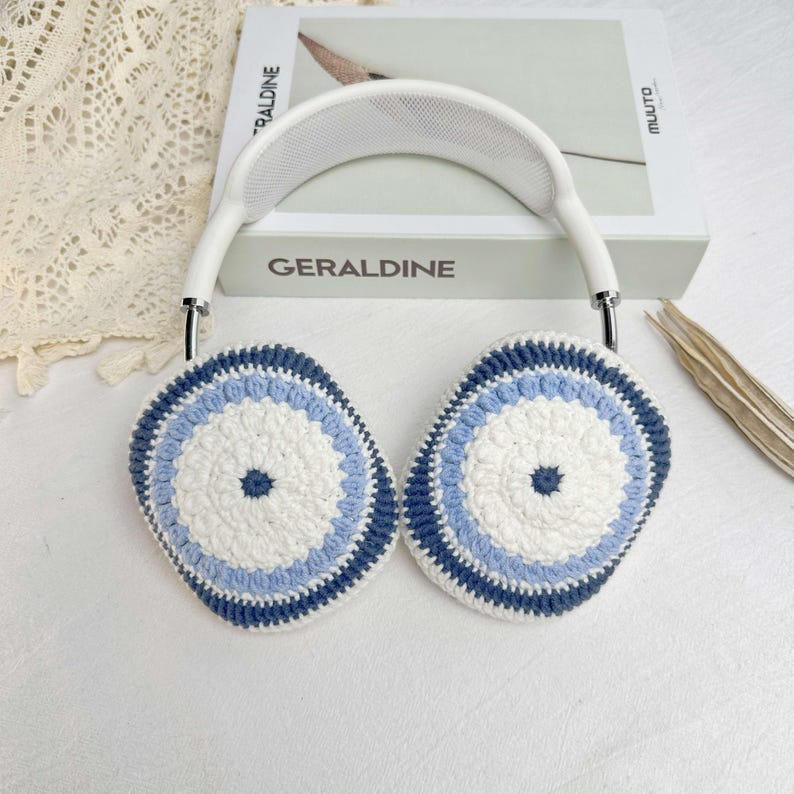 Puede incluir: Orejeras de ganchillo blancas con rayas azules y blancas. Las orejeras est&aacute;n hechas de un material suave y c&oacute;modo, perfectas para mantener las orejas calientes en invierno.