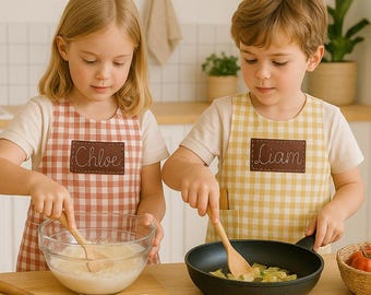 Tablier brodé pour enfants personnalisé avec poches | tablier enfant fille garçon | tablier croisé dans le dos avec poches | tablier damier | tablier brodé à la main