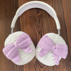 Puede incluir: Cubiertas para auriculares de crochet blanco con lazos lavanda. Las cubiertas est&aacute;n hechas con un hilo suave y texturizado y est&aacute;n dise&ntilde;adas para adaptarse a auriculares est&aacute;ndar.