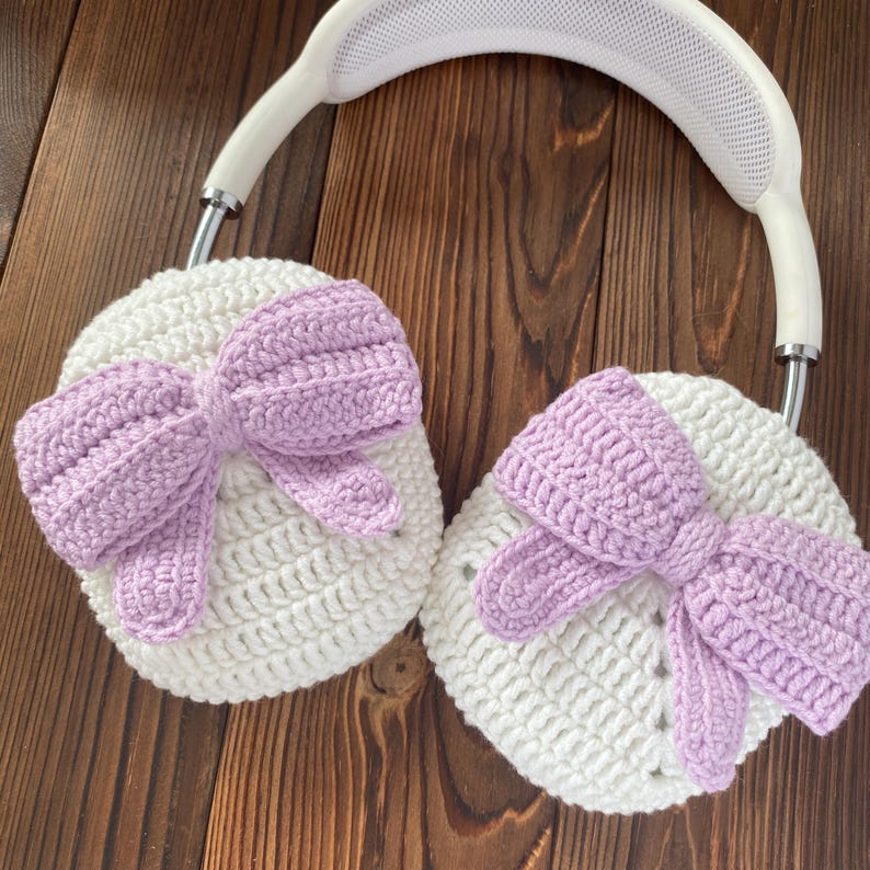 Puede incluir: Cubiertas para auriculares de crochet blanco con lazos lavanda. Las cubiertas est&aacute;n hechas con un hilo suave y texturizado y presentan un lazo delicado a cada lado.