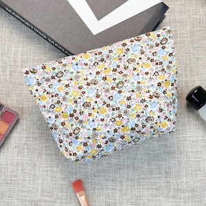 Kleine Gesteppte Schminktasche Blumen Make Up Tasche Handgemachte ästhetische Kosmetiktasche Blumen Kosmetiktasche Gesteppte Baumwolle Reise-Beutel Brautjungfer Geschenk