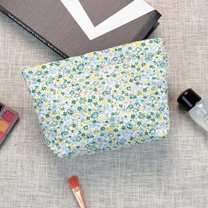Kleine Gesteppte Schminktasche Blumen Make Up Tasche Handgemachte ästhetische Kosmetiktasche Blumen Kosmetiktasche Gesteppte Baumwolle Reise-Beutel Brautjungfer Geschenk