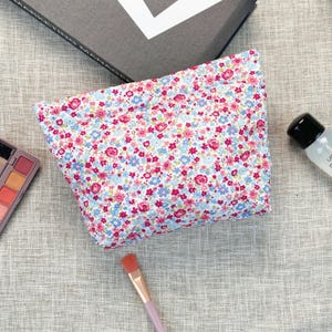 Bolsa de maquillaje acolchada pequeña Bolsa de maquillaje floral Bolsa de cosméticos estética hecha a mano Bolsa de cosméticos con flores Bolsa de viaje de algodón acolchada Regalo de dama de honor