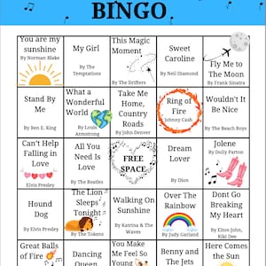Pu&ograve; includere: Una scheda di bingo colorata a tema musicale. Ogni casella presenta il titolo di una canzone popolare e il nome dell'artista. La casella centrale dice "SPAZIO LIBERO".