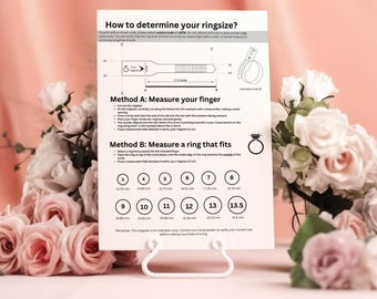 Könnte beinhalten: Eine weiße Karte mit schwarzem Text und Illustrationen, die zeigen, wie man seine Ringgröße bestimmt. Die Karte enthält zwei Methoden: das Messen des Fingers und das Messen eines Rings, der passt. Die Karte enthält auch eine Ringgrößentabelle mit Maßen in Millimetern.