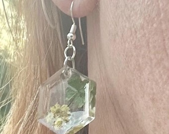 Conjunto de collar y aretes de trébol de cinco hojas: un amuleto de la suerte.