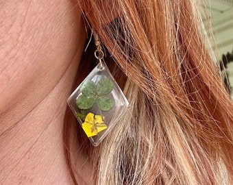 Collar de trébol de cinco hojas en plata de ley con pendientes de trébol de cuatro hojas a juego.