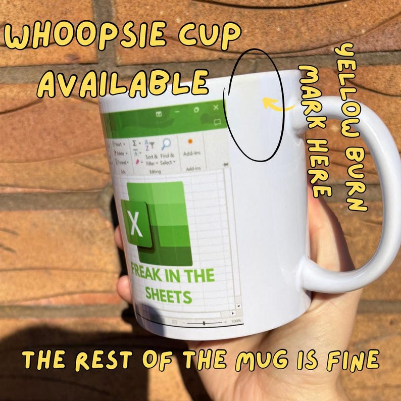 K&ouml;nnte beinhalten: Eine wei&szlig;e Keramiktasse mit einem gr&uuml;n-wei&szlig;en Design, das eine Tabellenkalkulation mit dem Text "Freak in the Sheets" zeigt. Die Tasse hat einen gelben Brandfleck an der Seite.