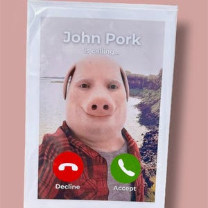 Puede incluir: Una tarjeta blanca con una cara de cerdo en ella. El cerdo lleva una camisa de cuadros rojos y negros. La tarjeta dice "John Pork est&aacute; llamando..." con un bot&oacute;n rojo de rechazar y un bot&oacute;n verde de aceptar.