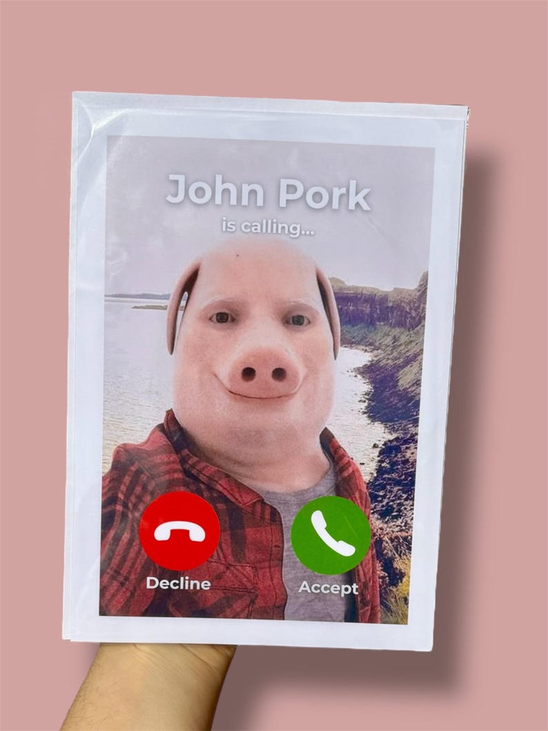 Puede incluir: Una tarjeta blanca con una cara de cerdo en ella. El cerdo lleva una camisa de cuadros rojos y negros. La tarjeta dice "John Pork est&aacute; llamando..." con un bot&oacute;n rojo de rechazar y un bot&oacute;n verde de aceptar.
