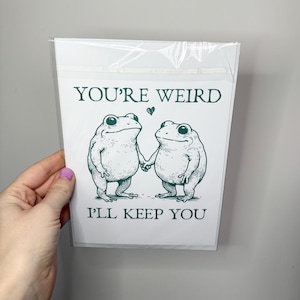 Eres raro, te guardaré. Tarjeta divertida de cumpleaños con rana para tu pareja. imagen 1