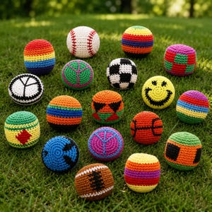 Puede incluir: Una colección de coloridas pelotas de ganchillo, incluyendo una de béisbol, un balón de fútbol y un diseño de carita sonriente, están dispuestas sobre hierba verde. Las pelotas presentan varios patrones y colores, mostrando una estética artesanal.