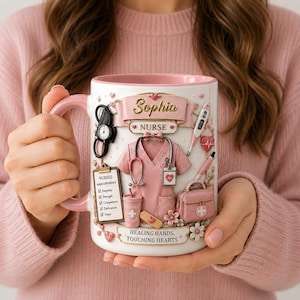 Könnte beinhalten: Ein weißer Keramikbecher mit rosa Innenseite und Henkel, verziert mit einer 3D-Grafik eines rosa Kasacks, Stethoskop, Klemmbrett, Arzttasche und Thermometer. Der Text lautet Sophia, Nurse, Nurses Make a Difference und Healing Hands, Touching Hearts.
