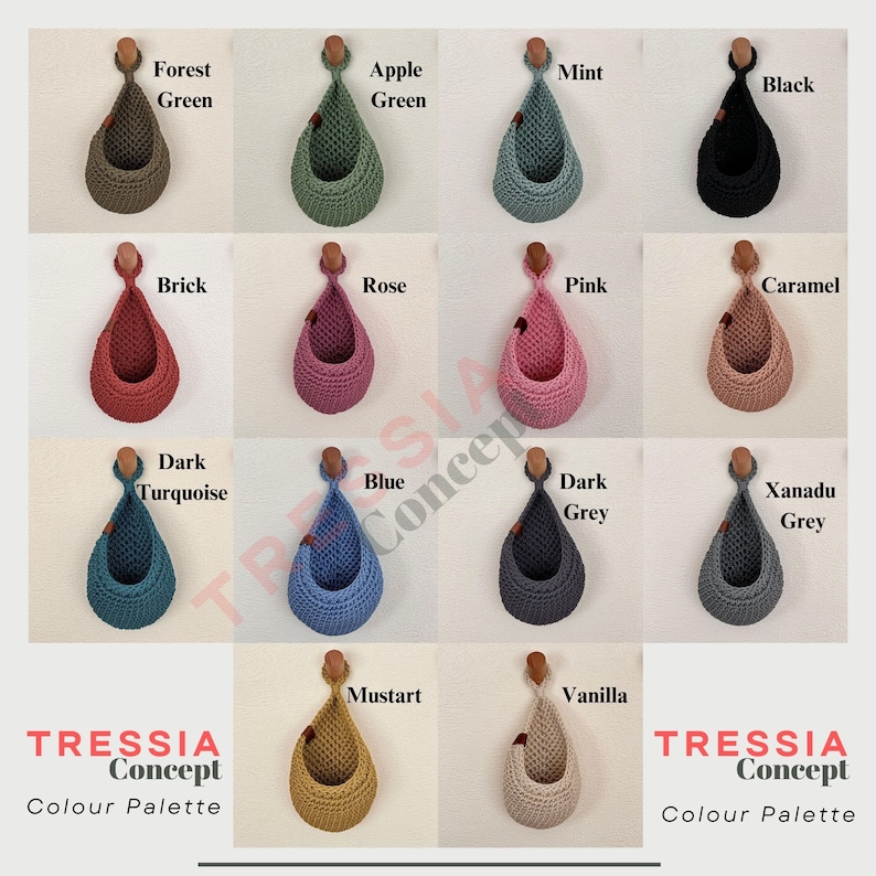 Puede incluir: Paleta de colores que muestra cestas colgantes de ganchillo en varios colores, incluyendo verde bosque, verde manzana, menta, negro, ladrillo, rosa, rosa, caramelo, turquesa oscuro, azul, gris oscuro, gris xanadu, mostaza y vainilla. Cada cesta est&aacute; suspendida por una clavija de madera.