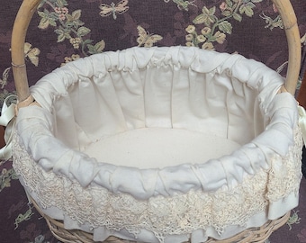 Preciosa cesta de mimbre estilo cottagecore adornada con encaje vintage.