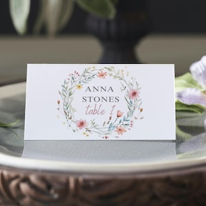 Modelo de cartão de lugar de casamento, guirlanda floral, versões em forma de tenda e plana, cartão de lugar elegante, para impressão, editável, Canva, download instantâneo