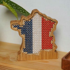 Kit de Broderie Débutant : Carte de France Décorative à Poser en Bois Massif de Chêne. Fil au Couleurs du Drapeau et Aiguille Fournis.