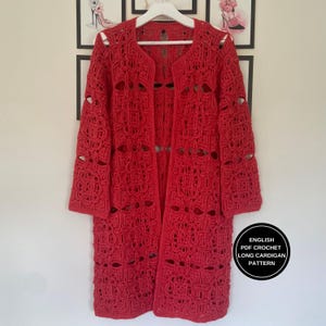 Op de afbeelding: Een lange, open, rode gehaakte cardigan met een gedetailleerd bloemmotief. De cardigan wordt op een witte hanger getoond. De tekst op de afbeelding luidt "ENGLISH PDF CROCHET LONG CARDIGAN PATTERN".