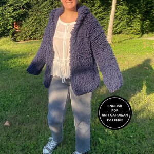 Puede incluir: Un cárdigan de punto texturizado azul marino con capucha. El suéter abierto se usa sobre una blusa blanca y se combina con jeans grises. Un gráfico circular con el texto "ENGLISH PDF KNIT CARDIGAN PATTERN" está en la parte inferior derecha.