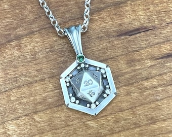 Colgante de plata de ley con diseño de dados D20 de D&D