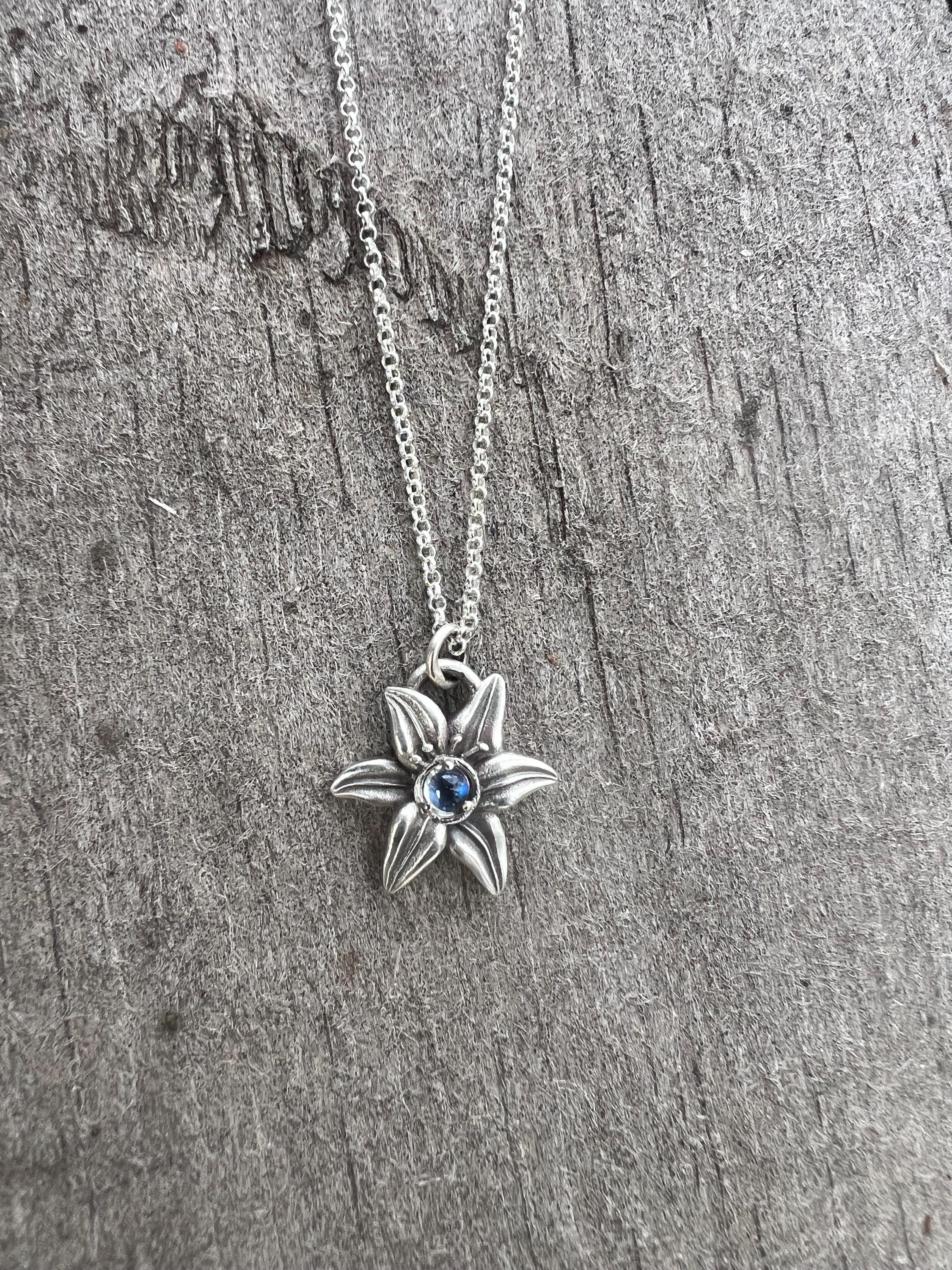 エアリス シルバー リリーネックレス - フラワーペンダント（3mm