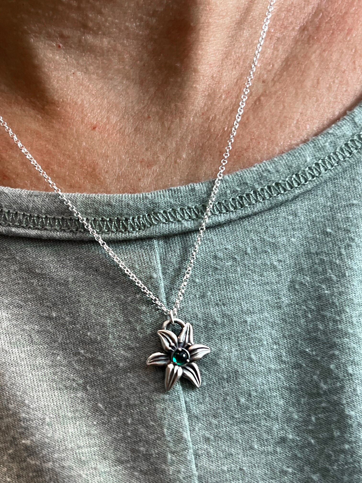 エアリス シルバー リリーネックレス - フラワーペンダント（3mm