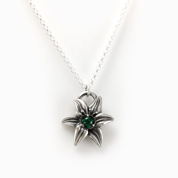 ファイナルファンタジーVIIシルバーペンダント エアリスフラワーVer. Aerith Silver Lily Necklace -flower Pendant With 3mm Lab Emerald