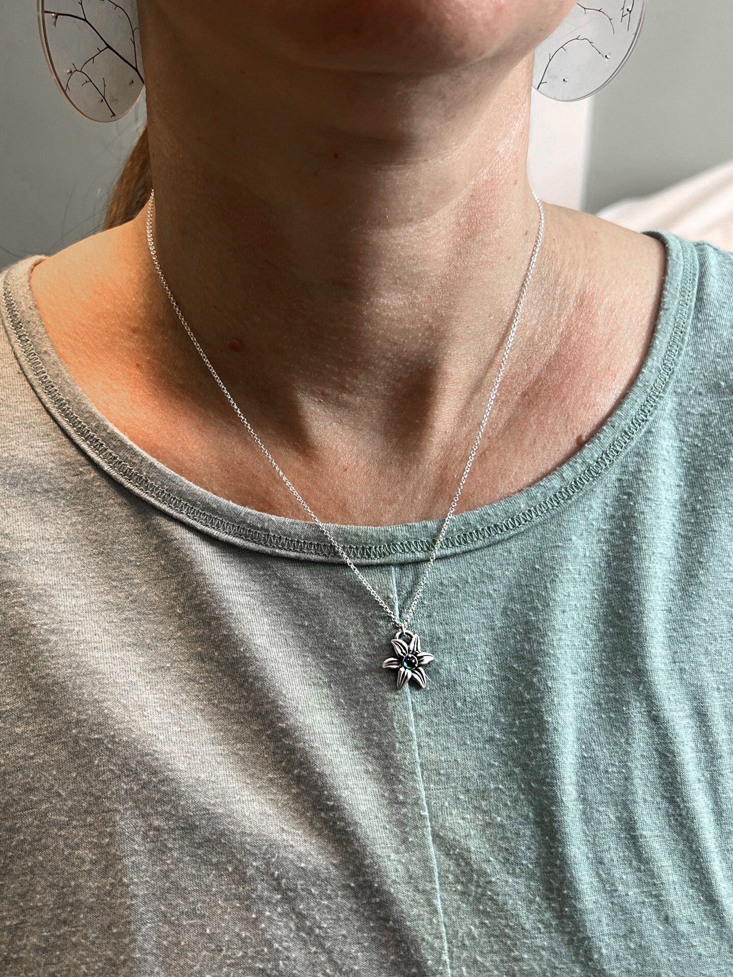 ファイナルファンタジーVIIシルバーペンダント エアリスフラワーVer. Pre-Order] FINAL FANTASY VII Silver Pendant Necklace Aerith