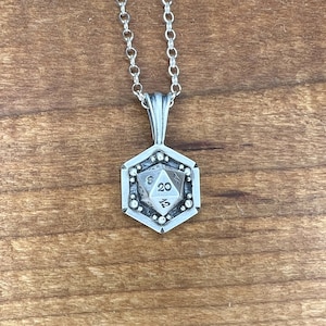 D20 Die Dungeons and Dragons Anhänger - D&D Geeky Gamer Anhänger