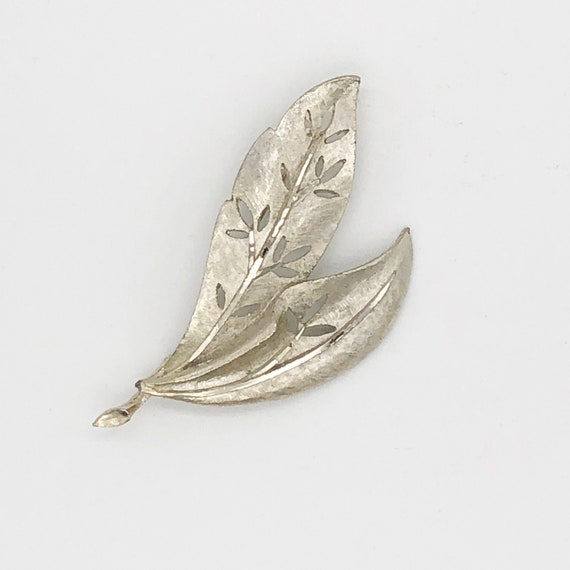 Brushed Silver Leaf Vintage Brooch - Etsy display picture 3