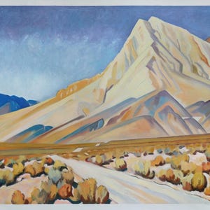 Puede incluir: Una pintura de una cordillera con un gran pico blanco en el fondo. El primer plano es un paisaje desértico con un camino de tierra que se adentra en la distancia.