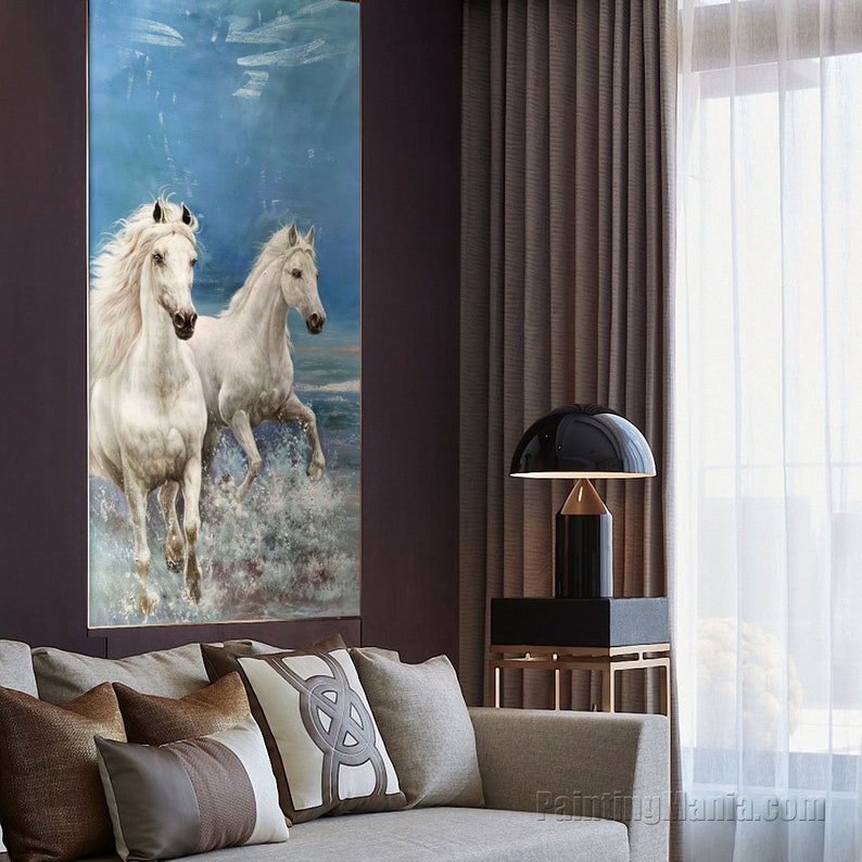 Due cavalli bianchi al galoppo lungo la spiaggia del mare - pittura ad ...