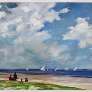 Puede incluir: Una pintura que representa una escena de playa con un grupo de personas sentadas en la arena, mirando hacia el agua. El cielo es azul con nubes blancas y se pueden ver varios veleros en la distancia.