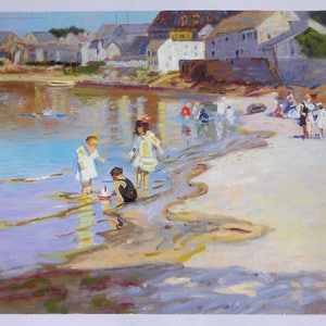 Puede incluir: Una pintura de una escena de playa con niños jugando en el agua poco profunda. El agua es de color azul claro y la arena es de color marrón claro. Hay edificios en el fondo.