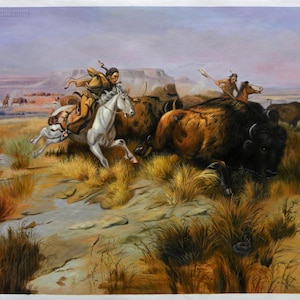 Può includere: Un dipinto che raffigura un nativo americano a cavallo che insegue una mandria di bisonti. Il cavaliere indossa un abito marrone e bianco e tiene una lancia. I bisonti corrono attraverso una pianura erbosa. Il dipinto è realizzato in uno stile realistico e presenta colori vivaci.