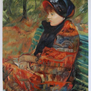 Può includere: Un dipinto di una donna che indossa un cappello rosso e nero e uno scialle colorato. È seduta su una sedia verde in un ambiente boschivo.