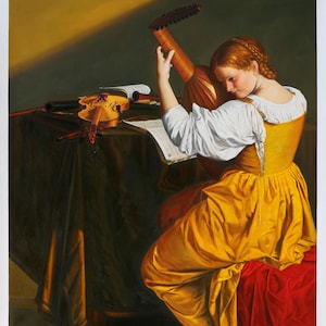 Könnte beinhalten: Eine Frau in einem gelben und weißen Kleid spielt eine Laute, eine Art Saiteninstrument, während sie an einem Tisch mit einer Geige und Noten sitzt. Die Szene ist in einem realistischen Stil mit warmen Farben gemalt.