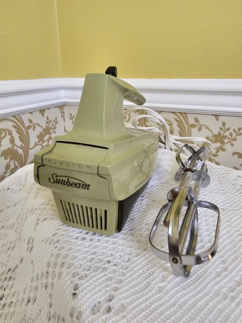 Vintage 70s Sunbeam Mixmaster 3-speed Avocado Green Hand Held Mixer - Etsy