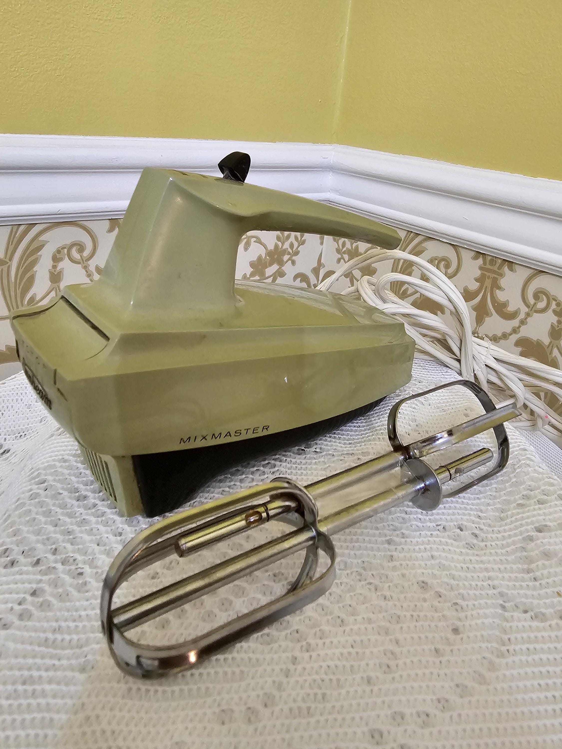 Vintage 70’s Sunbeam Mixmaster 3-speed Avocado Green Hand Held Mixer - Etsy