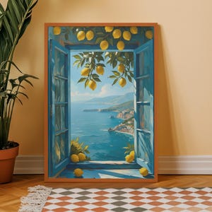 Puede incluir: Una impresión artística enmarcada que representa una escena costera vista a través de una ventana azul. La obra presenta limones colgando de ramas, con vistas a un mar azul y una ciudad costera. El marco es de color marrón cálido.