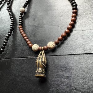 Sprich mit meiner Hand – Sandelholz-Onyx Kette mit Messinganhänger | MoonlitGods Original