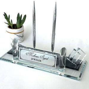 Placa de identificação de mesa de vidro transparente personalizada com conjunto de caneta de prata, porta-cartão de visita de cristal, porta-cartão de visita e relógio, presente de formatura