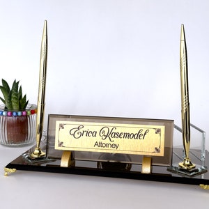Gepersonaliseerde bureaunaambordje met houder voor visitekaartjes, kristallen kom en pennen - aangepast kantoorbord voor advocaat, afstudeercadeau
