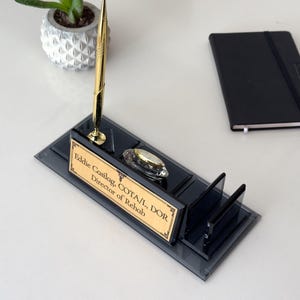 Placa de identificação de mesa personalizada com porta-cartões de visita, caneta e relógio | Placa de identificação de mesa de vidro preto, porta-cartões de visita e relógio