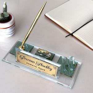Placa de vidrio personalizada para escritorio con nombre, detalle de pino verde, reloj de cuarzo, tarjetero y bolígrafo dorado. Regalo de oficina personalizado.