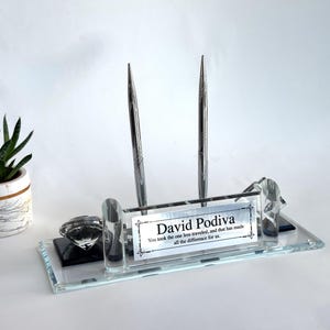Op maat gemaakt helderglazen zilveren bureaunaambord met zilveren pennenset, kristallen visitekaartjeshouder, visitekaartjeshouder en klok, afstudeercadeau