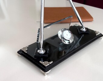 Personalisierte schwarze Glas Schreibtisch Namensschild mit zwei Stiften und Quarzuhr