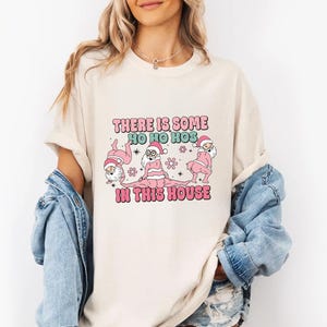 Comfortkleuren Shirt grappige kerstman, er zijn wat hohoho&#39;s in dit huis, twerkende kerstman, retro kerstman, lelijke kerst, kerstshirt