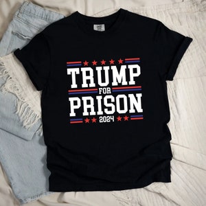 Comfort Colors Trump para la prisión 2024 camiseta, divertido regalo de humor político para los demócratas camisa anti Trump, Trump arrestado Trump Mug Shot Tee