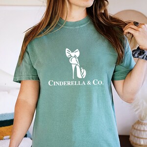 Comfort Colors Cinderela And Co EST 1950, camisa Disneyworld, camisa Disneyland, camisa de férias, camisa Cinderella Company Est 1950